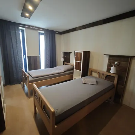 Apartament Stay Kanalhaus - Zentral, 3 Schlafzimmer, Einzelbetten, Self Check-In, 3 Parkplaetze, Wlan