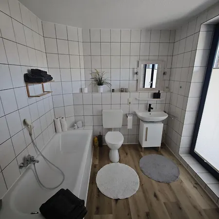 Kanalhaus - Zentral, 3 Schlafzimmer, Einzelbetten, Self Check-in, 3 Parkplaetze, Wlan