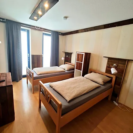 Kanalhaus - Zentral, 3 Schlafzimmer, Einzelbetten, Self Check-in, 3 Parkplaetze, Wlan Appartement