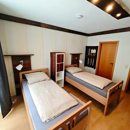 Kanalhaus - Zentral, 3 Schlafzimmer, Einzelbetten, Self Check-in, 3 Parkplaetze, Wlan Appartement