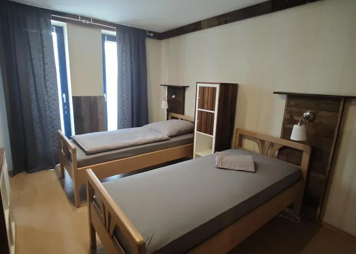 Apartament Stay Kanalhaus - Zentral, 3 Schlafzimmer, Einzelbetten, Self Check-In, 3 Parkplaetze, Wlan