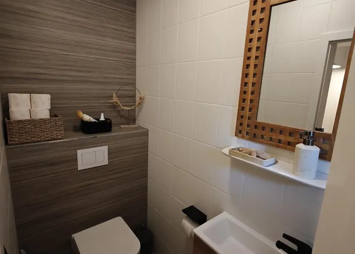 Apartament Stay Kanalhaus - Zentral, 3 Schlafzimmer, Einzelbetten, Self Check-In, 3 Parkplaetze, Wlan